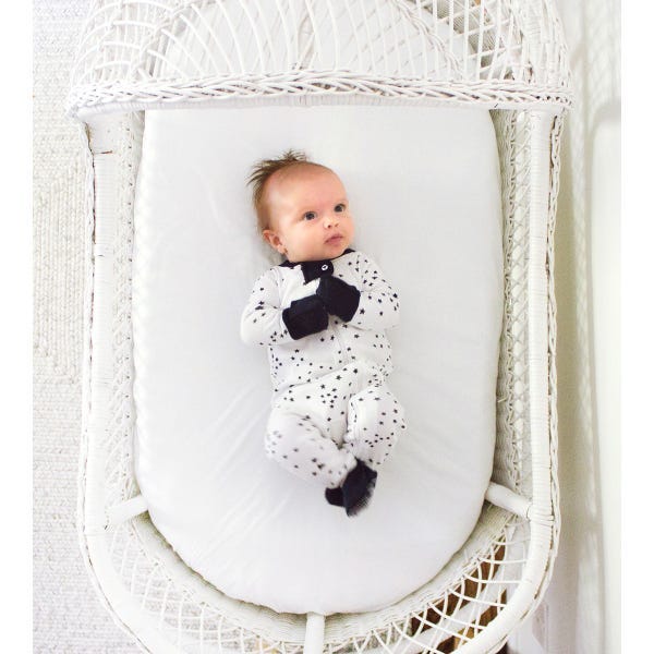 Solid Organic Cotton BEESNUG® Fitted Bassinet Sheet 2 Pack - Image 4